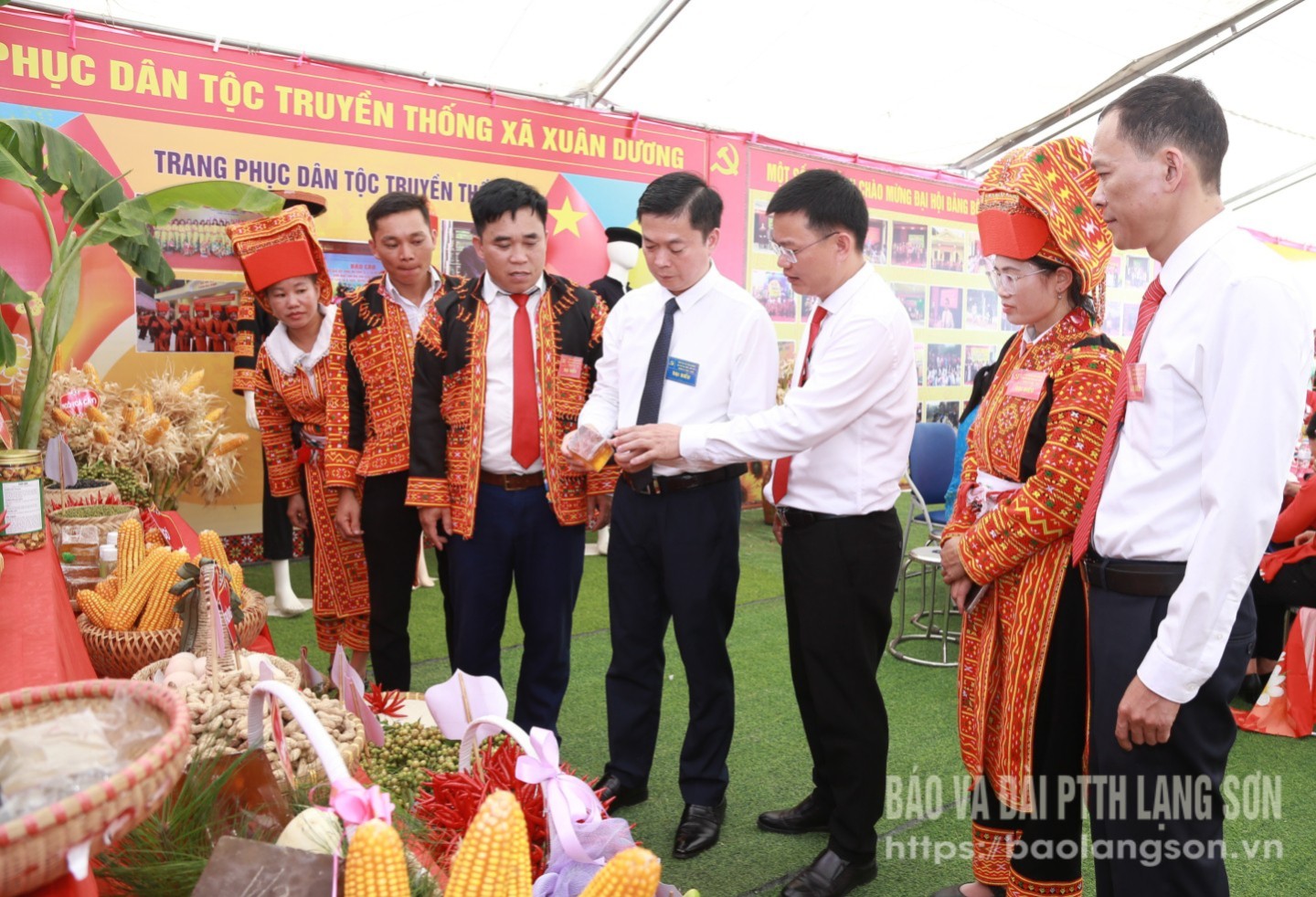 Các đại biểu tham quan gian trưng bày sản phẩm địa phương tại đại hội