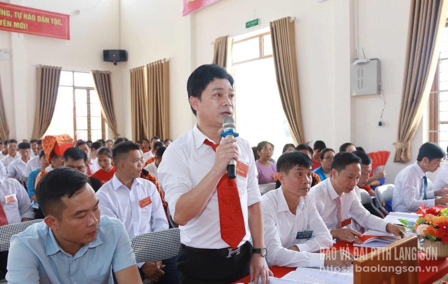 Đại biểu thảo luận tại đại hội