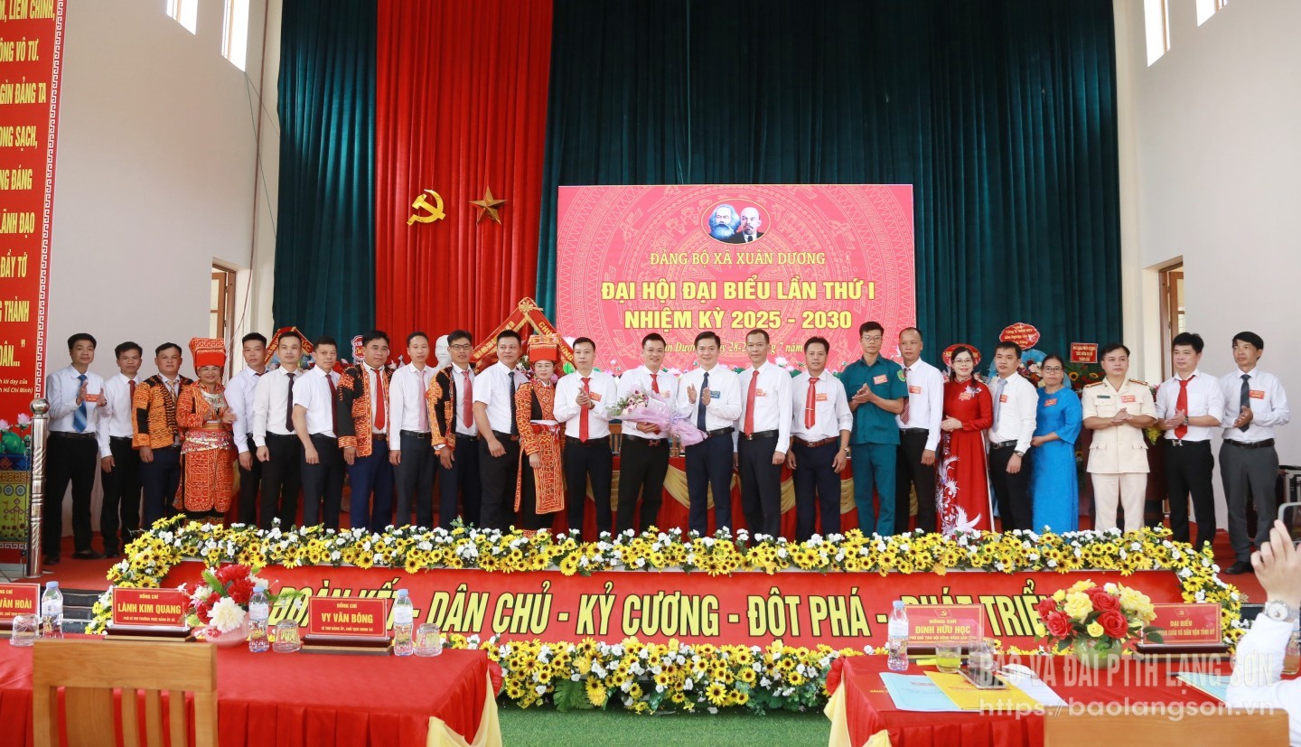Đồng chí Phó Chủ tịch Thường trực HĐND tỉnh tặng hoa chúc mừng Ban Chấp hành Đảng bộ xã Xuân Dương nhiệm kỳ 2025 – 2030