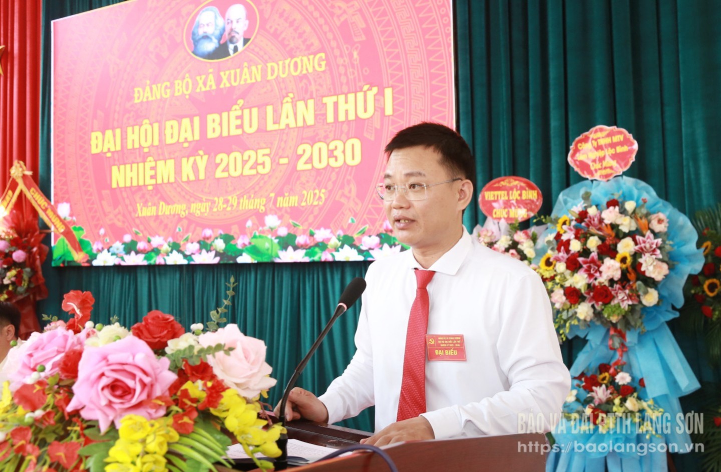 Đồng chí Vy Văn Bông, Bí thư Đảng ủy xã Xuân Dương phát biểu tại đại hội