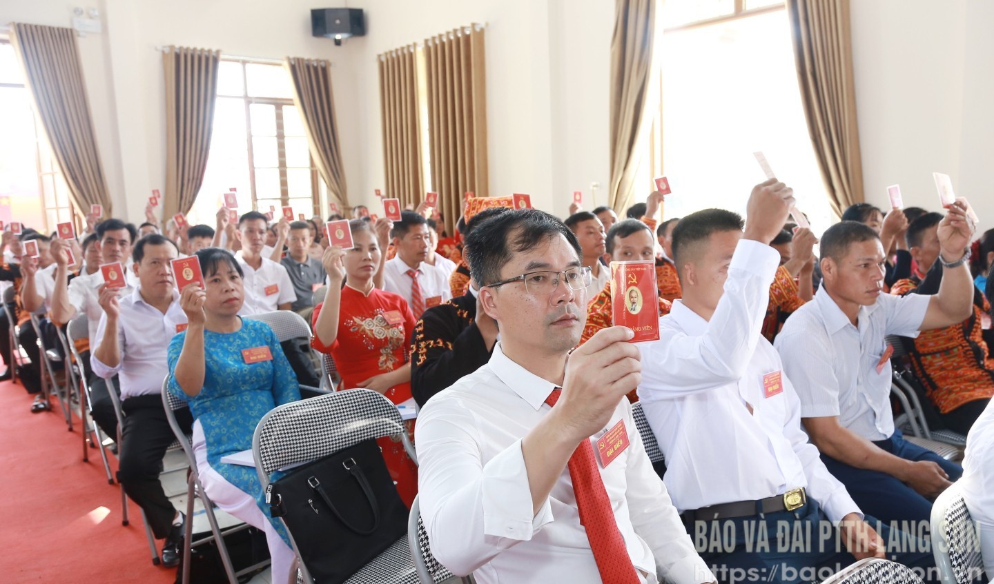 Các đại biểu biểu quyết thông qua Nghị quyết Đại hội