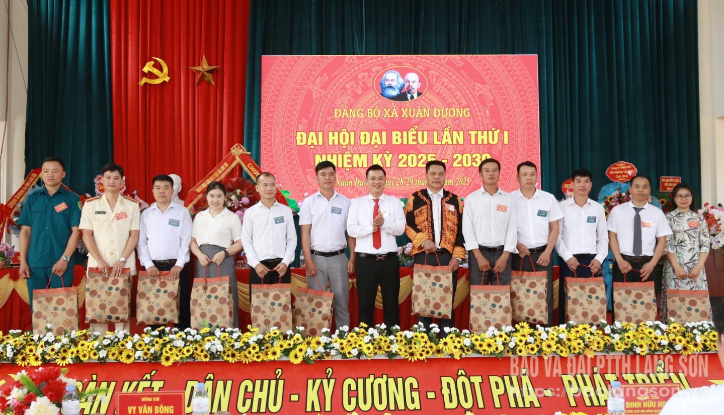 Lãnh đạo Đảng ủy xã Xuân Dương tặng quà các đồng chí trong Ban Chấp hành Đảng bộ xã nhiệm kỳ 2020 - 2025 không tham gia Ban Chấp hành nhiệm kỳ mới