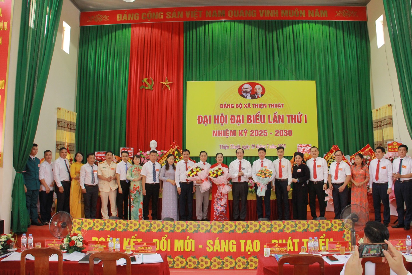 Đồng chí Dương Xuân Huyên, Ủy viên Ban Thường vụ Tỉnh ủy, Phó Chủ tịch Thường trực UBND tỉnh tặng hoa chúc mừng BCH Đảng bộ xã nhiệm kỳ 2025-2030