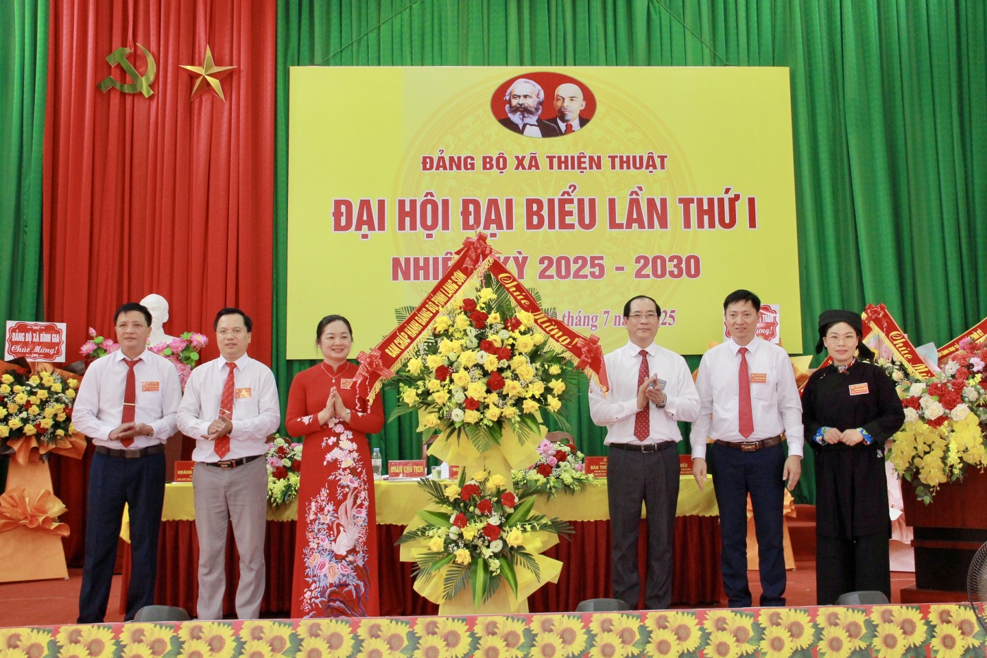 Đồng chí Dương Xuân Huyên, Ủy viên Ban Thường vụ Tỉnh ủy, Phó Chủ tịch Thường trực UBND tỉnh tặng hoa chúc mừng đại hội