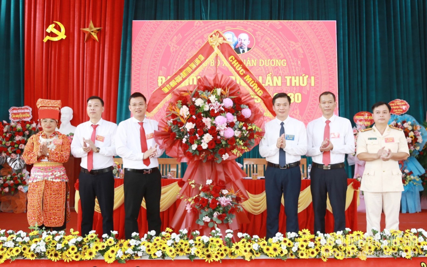 Đồng chí Đinh Hữu Học, Tỉnh ủy viên, Phó Chủ tịch Thường trực HĐND tỉnh tặng hoa chúc mừng đại hội