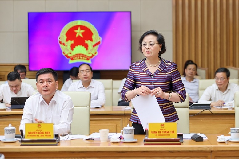 Bộ trưởng Bộ Nội vụ Phạm Thị Thanh Trà báo cáo tại Hội nghị - Ảnh: VGP/Nhật Bắc