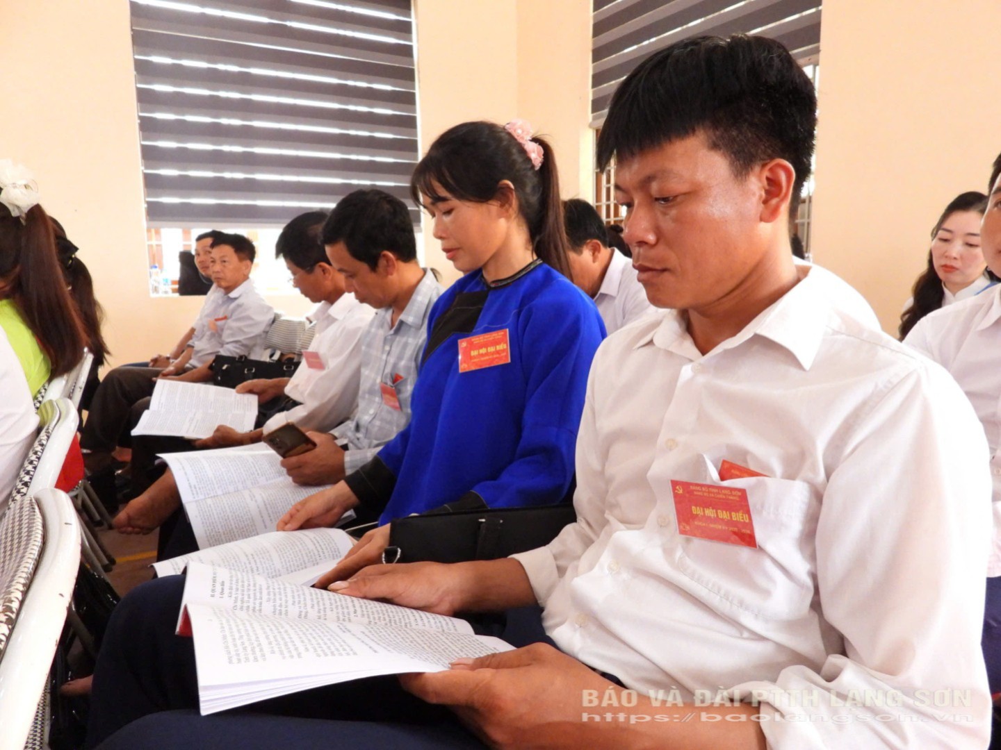 Các đại biểu nghiên cứu văn kiện tại Đại hội