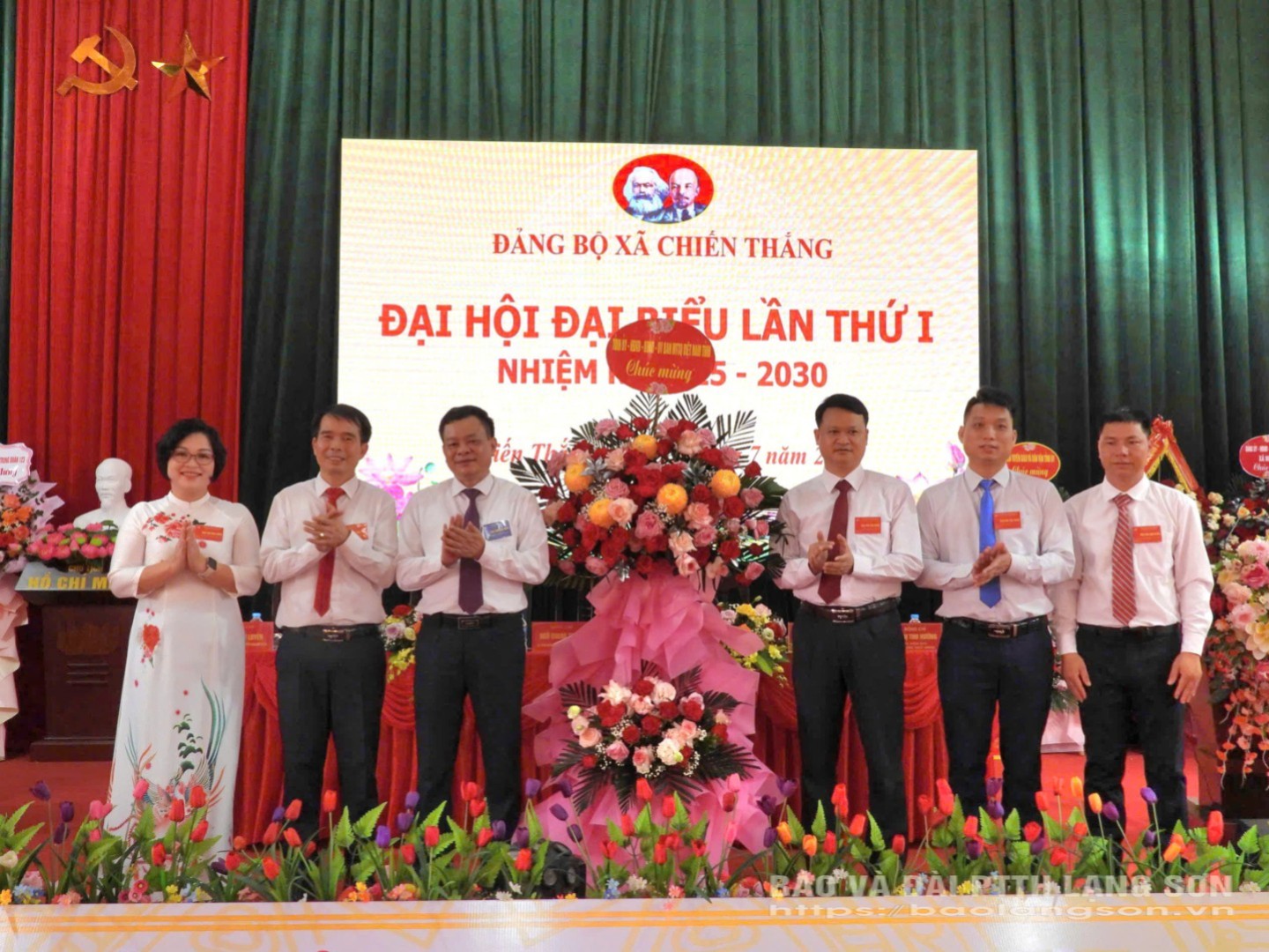 Đồng chí Nguyễn Quốc Khánh, ỦY viên Ban thường vụ Tỉnh ủy, Trưởng ban Tuyên giáo và Dân vận Tỉnh ủy tặng hoa chúc mừng Đại hội