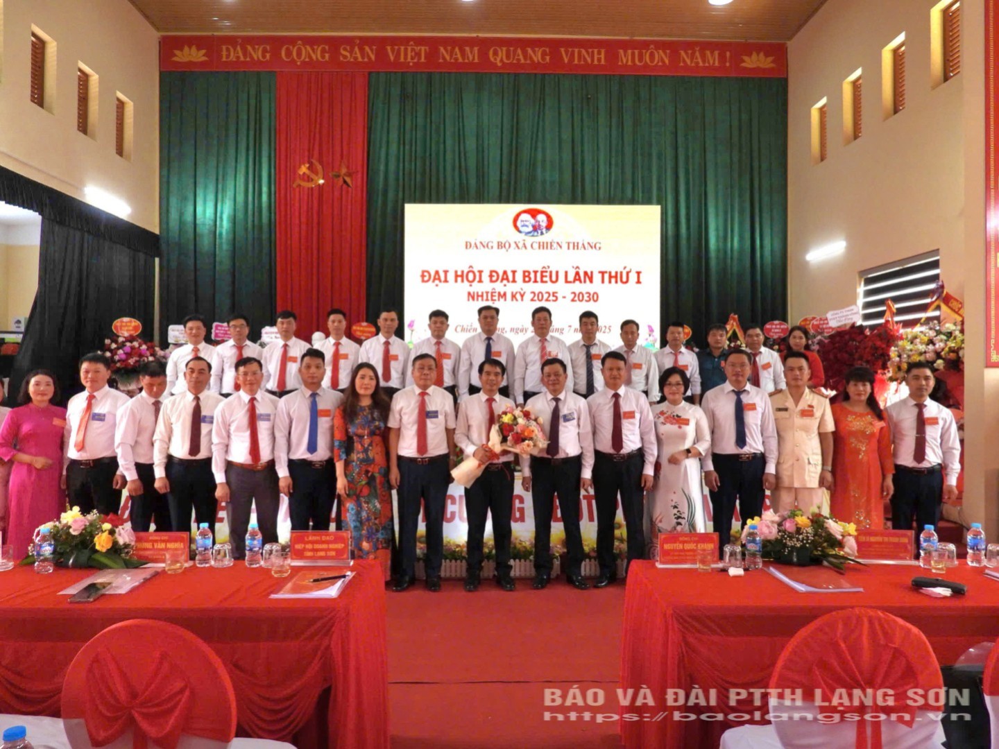 Đồng chí Trưởng ban Tuyên giáo và Dân vận Tỉnh ủy tặng hoa chúc mừng Ban Chấp hành Đảng bộ xã nhiệm kỳ 2025 - 2030