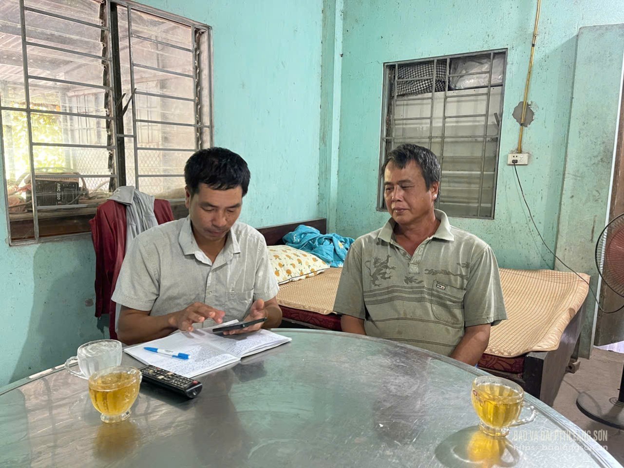 Ông Vy Văn Chung, trưởng thôn Quang Hòa, xã Châu Sơn thu thập và nhập dữ liệu phục vụ tổng điều tra nông thôn, nông nghiệp năm 2025 tại một hộ gia đình trong thôn.