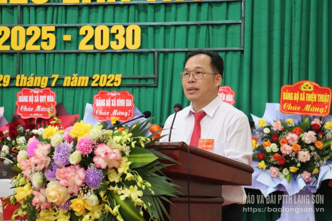 Lãnh đạo Đảng ủy xã Hồng Phong phát biểu tại Đại hội