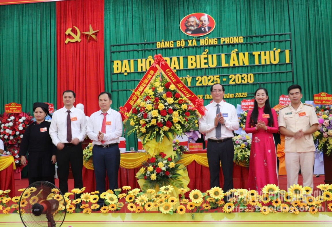 Đồng chí Dương Xuân Huyên, Ủy viên Ban Thường vụ Tỉnh ủy, Phó Chủ tịch Thường trực UBND tỉnh tặng hoa chúc mừng Đại hội