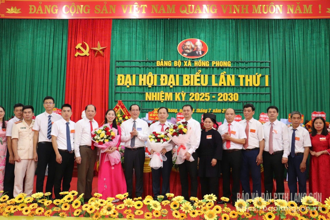 Đồng chí Dương Xuân Huyên, Ủy viên Ban Thường vụ Tỉnh ủy, Phó Chủ tịch Thường trực UBND tỉnh tặng hoa và chúc mừng Ban Chấp hành Đảng bộ xã Hồng Phong nhiệm kỳ 2025 – 2030.
