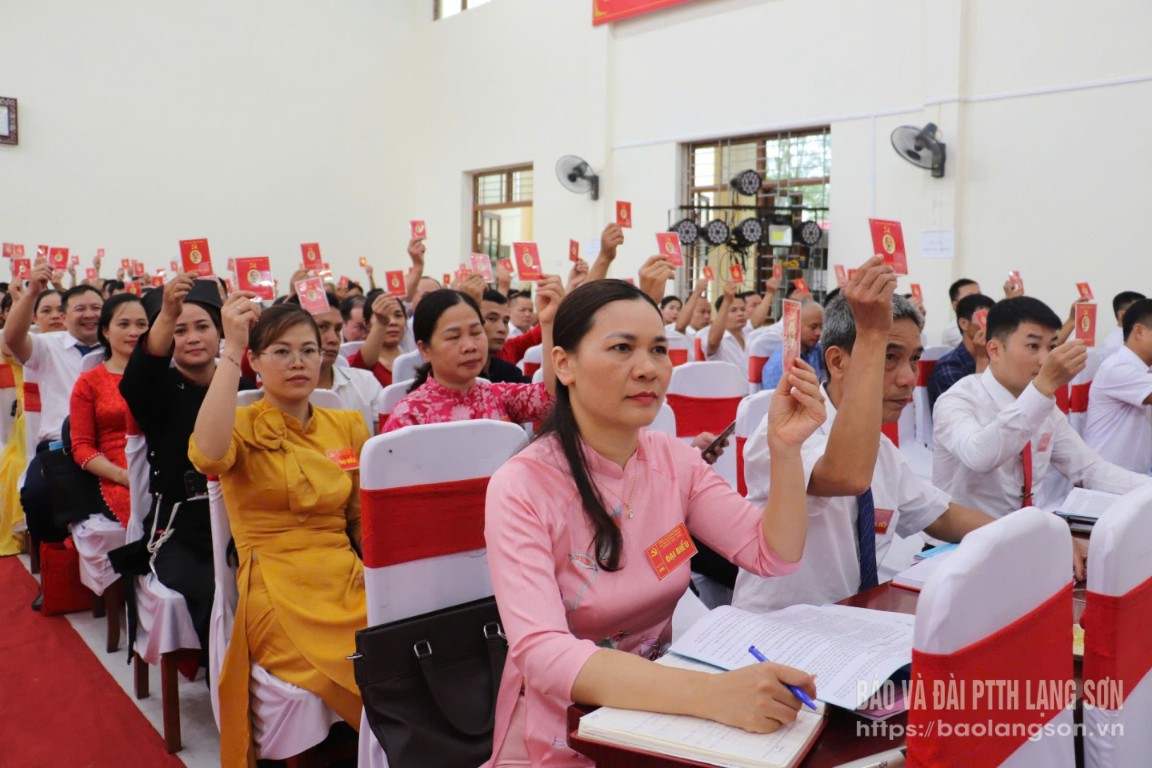 Các đại biểu biểu quyết thông qua Nghị quyết Đại hội đại biểu Đảng bộ xã nhiệm kỳ 2025 - 2030