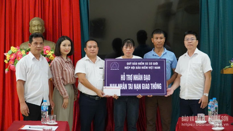 Đoàn công tác trao tiền hỗ trợ cho gia đình nạn nhân tử vong do tai nạn giao thông tại xã Vân Nham