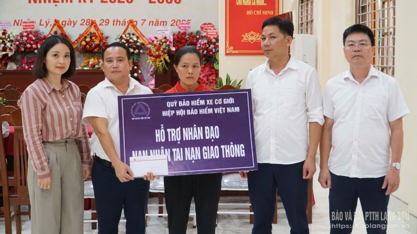Đoàn công tác trao tiền hỗ trợ cho gia đình nạn nhân tử vong do tai nạn giao thông ở xã Nhân Lý
