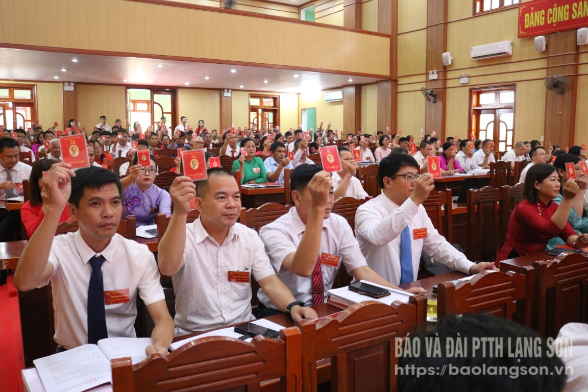 Các đại biểu biểu quyết thông qua Nghị quyết Đại hội đại biểu Đảng bộ xã Bình Gia nhiệm kỳ 2025-2030
