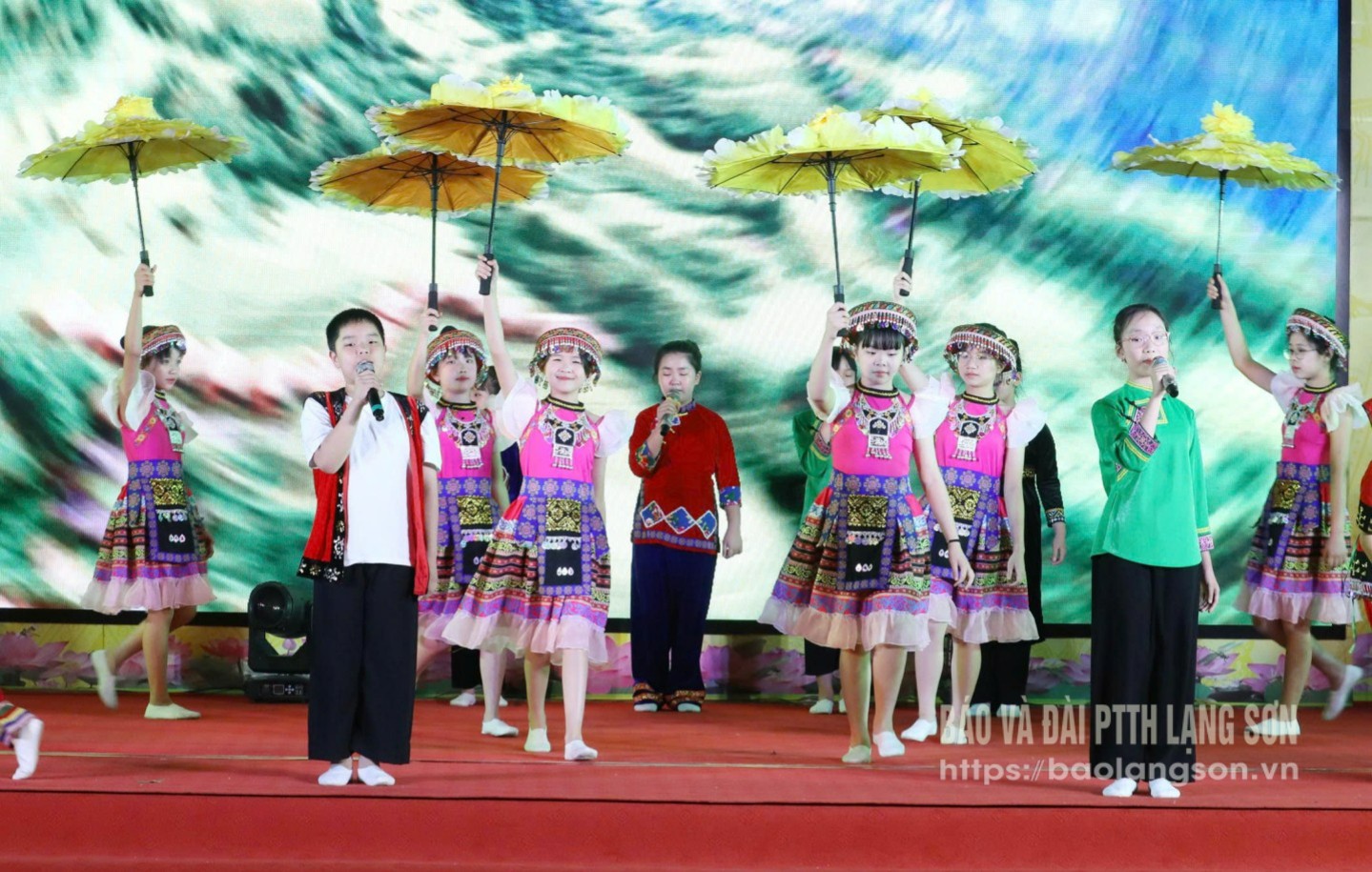 Thiếu nhi Lạng Sơn giao lưu văn nghệ tại Chương trình giao lưu "Khăn hồng hữu nghị thiếu nhi biên giới Lạng Sơn (Việt Nam) - Quảng Tây (Trung Quốc) 