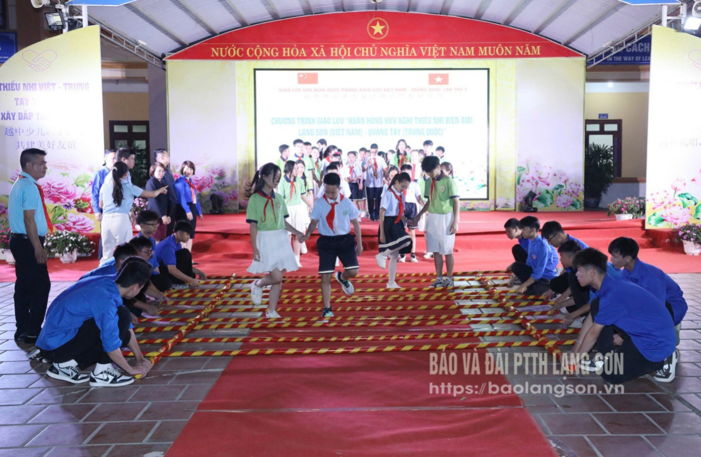 Thiếu nhi Lạng Sơn và Quảng Tây tham gia Chương trình giao lưu "Khăn hồng hữu nghị thiếu nhi biên giới Lạng Sơn (Việt Nam) - Quảng Tây (Trung Quốc) tại Lạng Sơn
