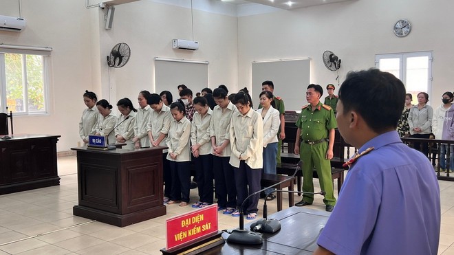 Một vụ xét xử các đối tượng trong đường dây mua bán người. (Ảnh: Huyền Trang/TTXVN)