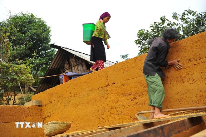 Tất cả các khâu để hoàn thiện một ngôi nhà trình tường đều được làm thủ công bằng tay mà không dùng bất cứ máy móc nào. (Ảnh: Minh Đức/TTXVN)