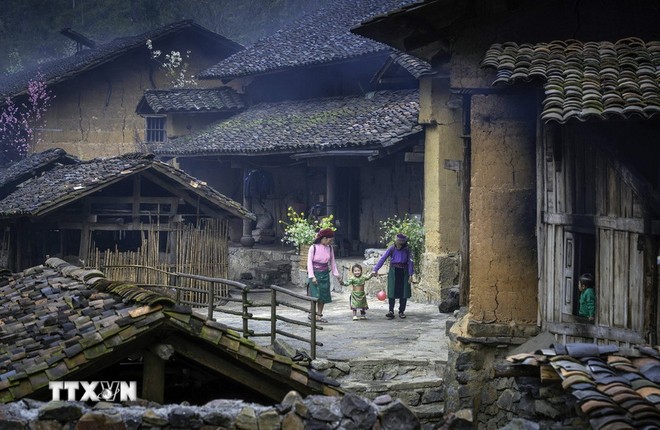 Những ngôi nhà trình tường với kiến trúc cổ được coi là một nét văn hóa của người Mông ở vùng cao nguyên đá ở Hà Giang. (Ảnh: Khánh Hòa/TTXVN)