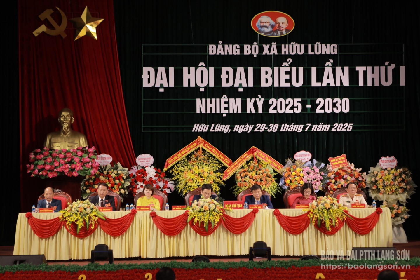 Đoàn Chủ tịch đại hội