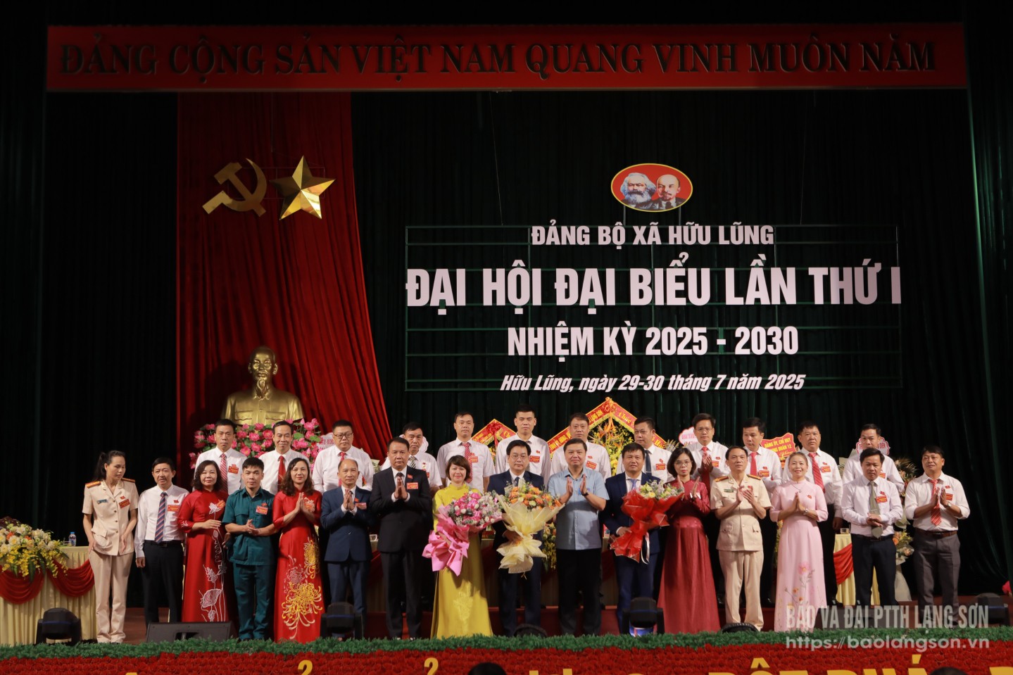 an Chấp hành Đảng bộ xã Hữu Lũng nhiệm kỳ 2025 - 2030 ra mắt đại hội