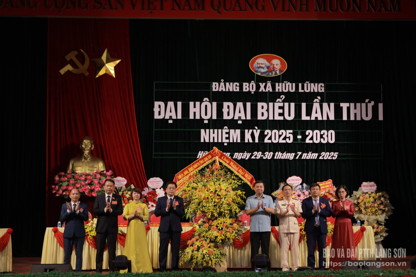 Thiếu tướng Nguyễn Tiến Trung, Ủy viên Ban Thường vụ Tỉnh ủy, Giám đốc Công an tỉnh tặng hoa chúc mừng đại hội