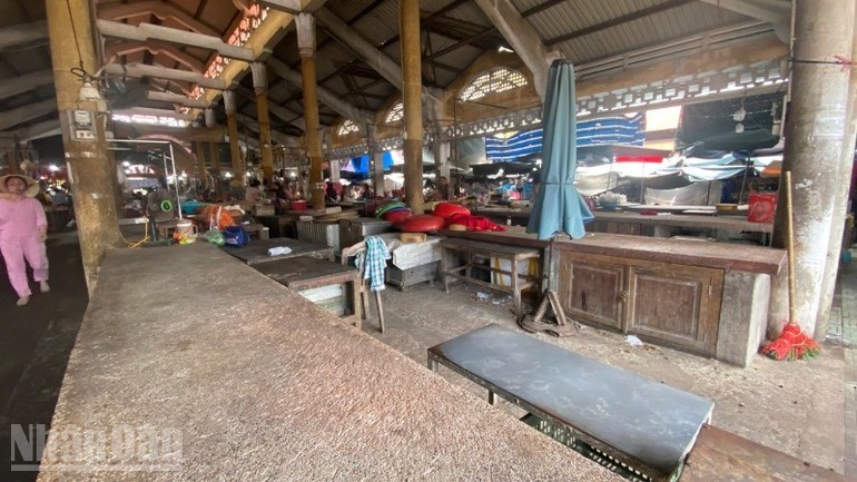 Hơn 50% hộ kinh doanh thịt lợn ở chợ Tây Lộc đã tạm nghỉ bán hơn một tháng nay.