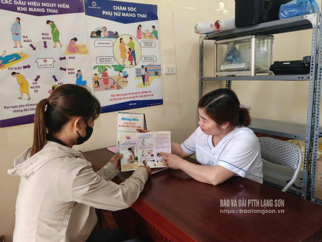 Cán bộ Trạm y tế xã Tri Lễ tuyên truyền về chăm sóc sức khoẻ cho người dân