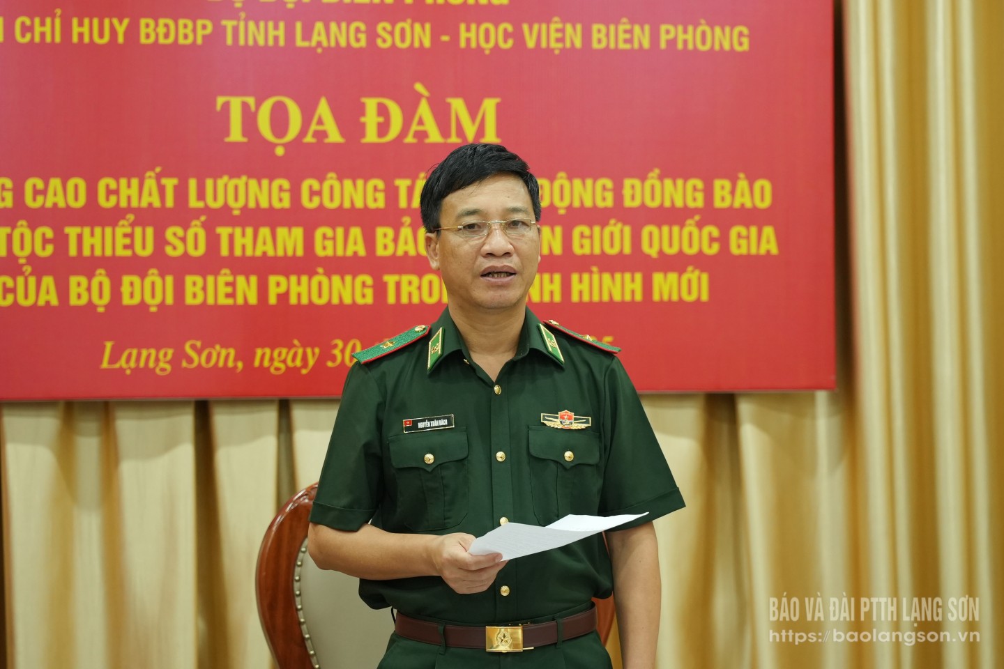 Thiếu tướng, Tiến sĩ Nguyễn Xuân Bách, Chính ủy Học viện Biên phòng, Chủ nhiệm Đề tài phát biểu tại tọa đàm