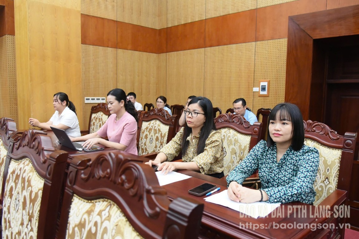 Các cán bộ Ban Tuyên giáo và Dân vận Tỉnh ủy (thứ nhất và thứ hai từ phải sang) nghiên cứu, học tập Nghị quyết số 66 và 68 của Bộ Chính trị