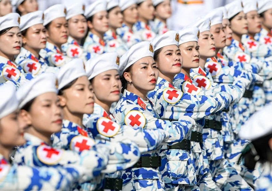 Khối nữ sĩ quan quân y với mẫu quân phục mới.