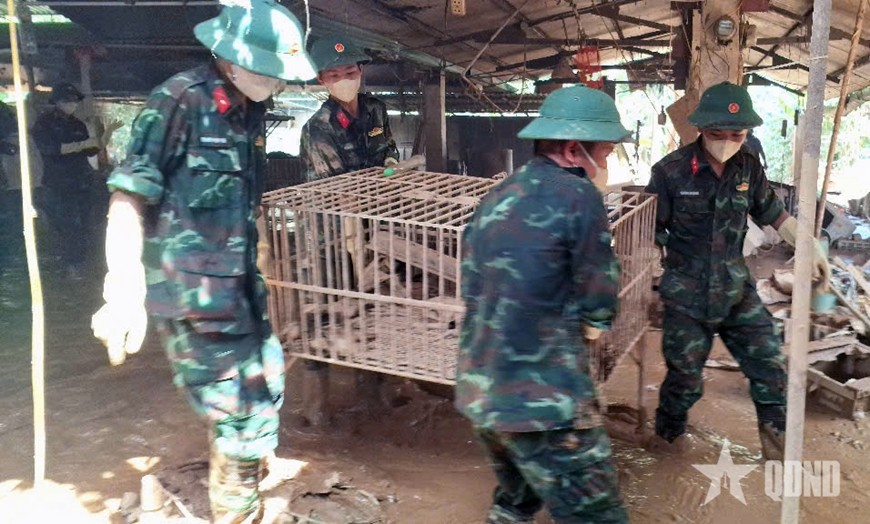 Bộ đội tổng dọn vệ sinh tại chợ Hòa Bình, xã Tương Dương (Nghệ An).