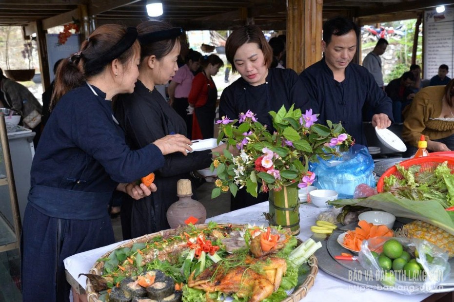 Đại diện chủ homestay trên địa bàn xã Vũ Lăng tham gia chương trình tập huấn trang trí món ăn