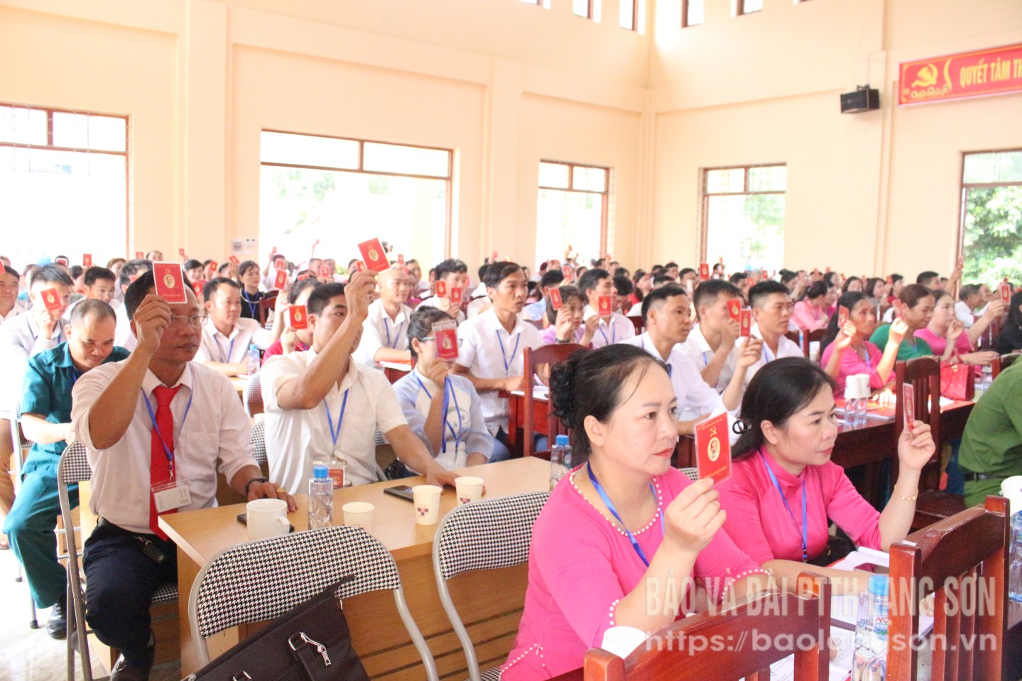 Đại biểu biểu quyết thông qua nghị quyết đại hội