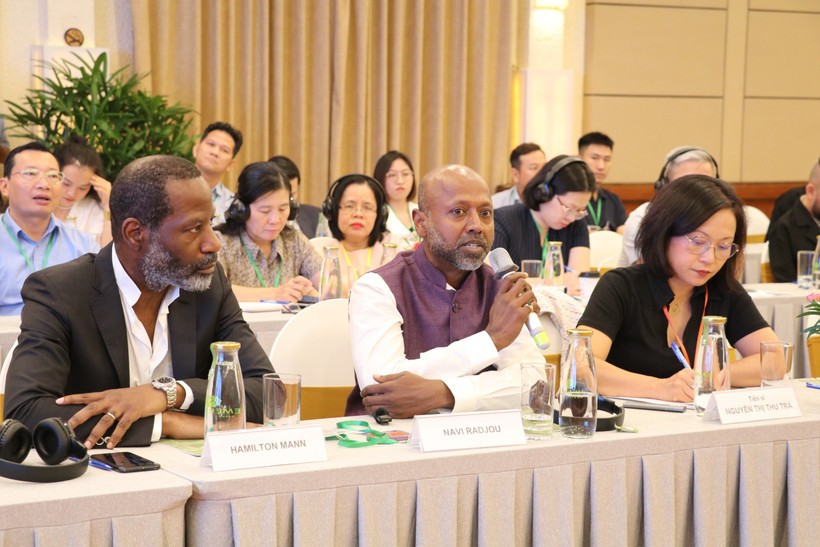Foreign experts join a discussion at Vietnam R&D Forum 2025. (Photo: VNA)