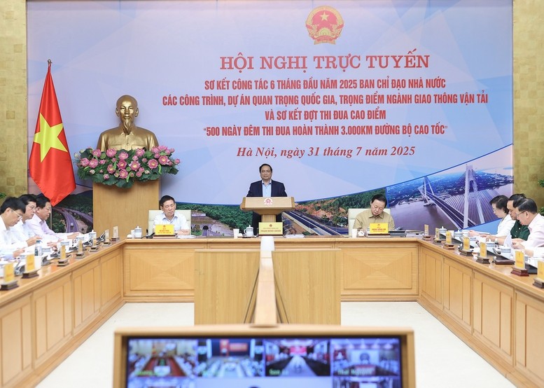 Thủ tướng Phạm Minh Chính yêu cầu tiếp tục tăng tốc, bứt phá với tinh thần thần tốc, táo bạo, phấn đấu tới ngày 19/8 có 2.476 km cao tốc, 1.397 km đường ven biển và đến cuối năm 2025 vượt mục tiêu 3.000 km cao tốc, hoàn thành gần 2.000 km đường ven biển, cơ bản hoàn thành sân bay Long Thành - Ảnh: VGP/Nhật Bắc