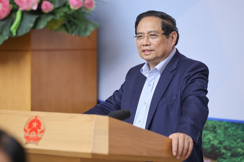 Thủ tướng lưu ý, việc đẩy nhanh tiến độ cần gắn với bảo đảm chất lượng, kỹ thuật, mỹ thuật, an toàn, vệ sinh môi trường; tăng cường quản lý, kiểm tra, giám sát, nâng cao chất lượng công trình, tuyệt đối không để xảy ra tiêu cực, tham nhũng, lãng phí và mất an toàn lao động - Ảnh: VGP/Nhật Bắc