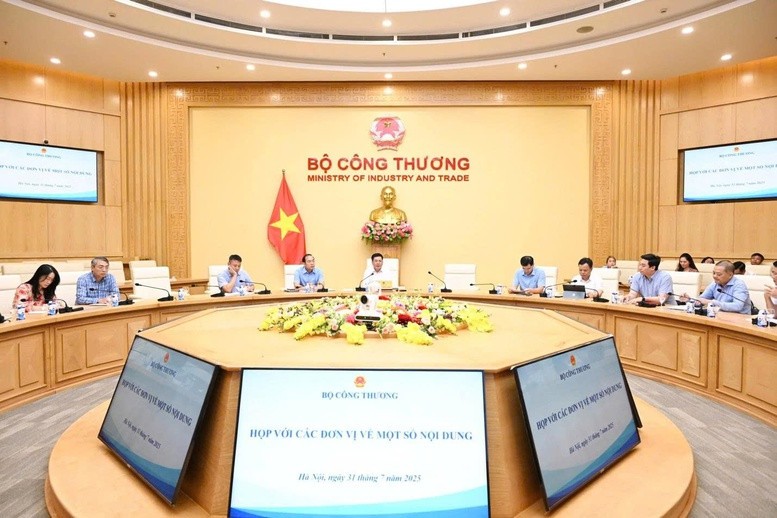 Ban Thường vụ Đảng ủy Bộ Công Thương và lãnh đạo Bộ quyết định đưa cán bộ quản lý cấp cục, vụ đi giúp cơ sở nhằm thực hiện các nhiệm vụ
