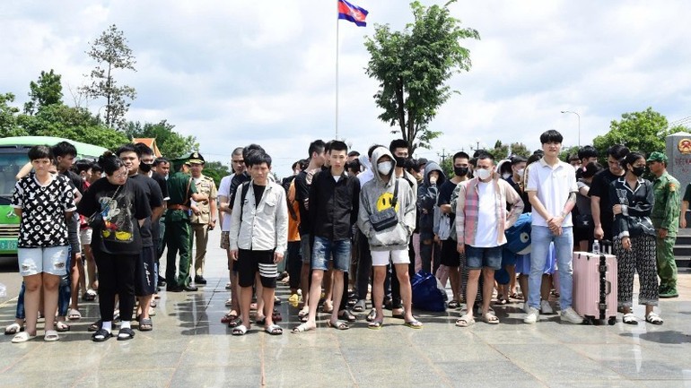 Phần lớn các công dân đều là thanh niên tuổi đời còn trẻ.