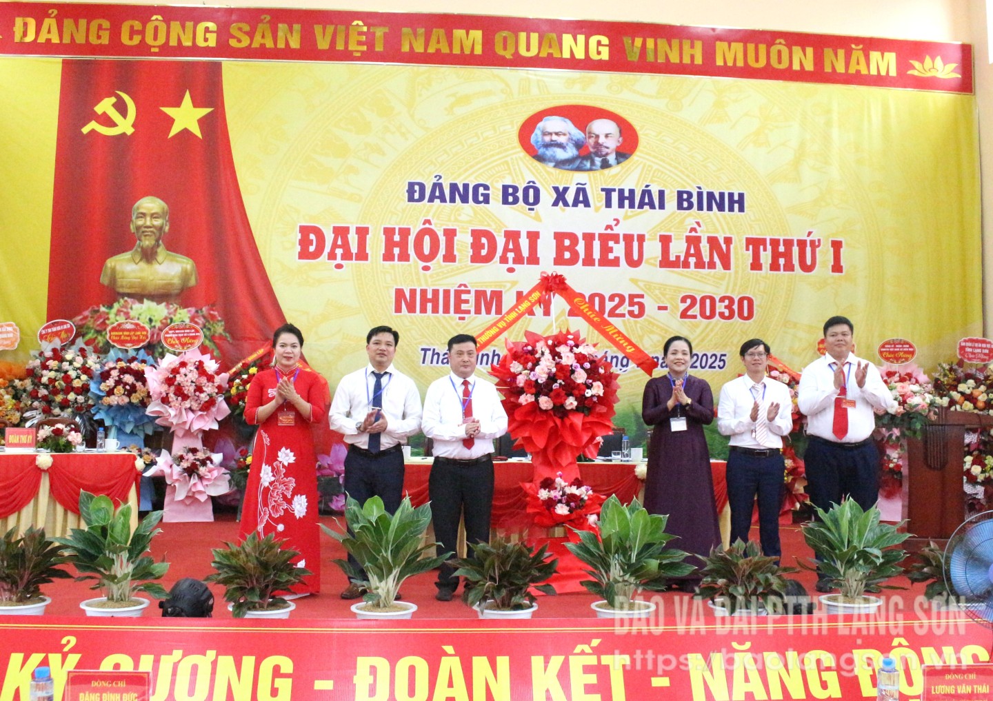 Đồng chí Giáp Thị Bắc, Ủy viên Ban Thường vụ Tỉnh ủy, Trưởng Ban Tổ chức Tỉnh ủy tặng hoa chúc mừng đại hội