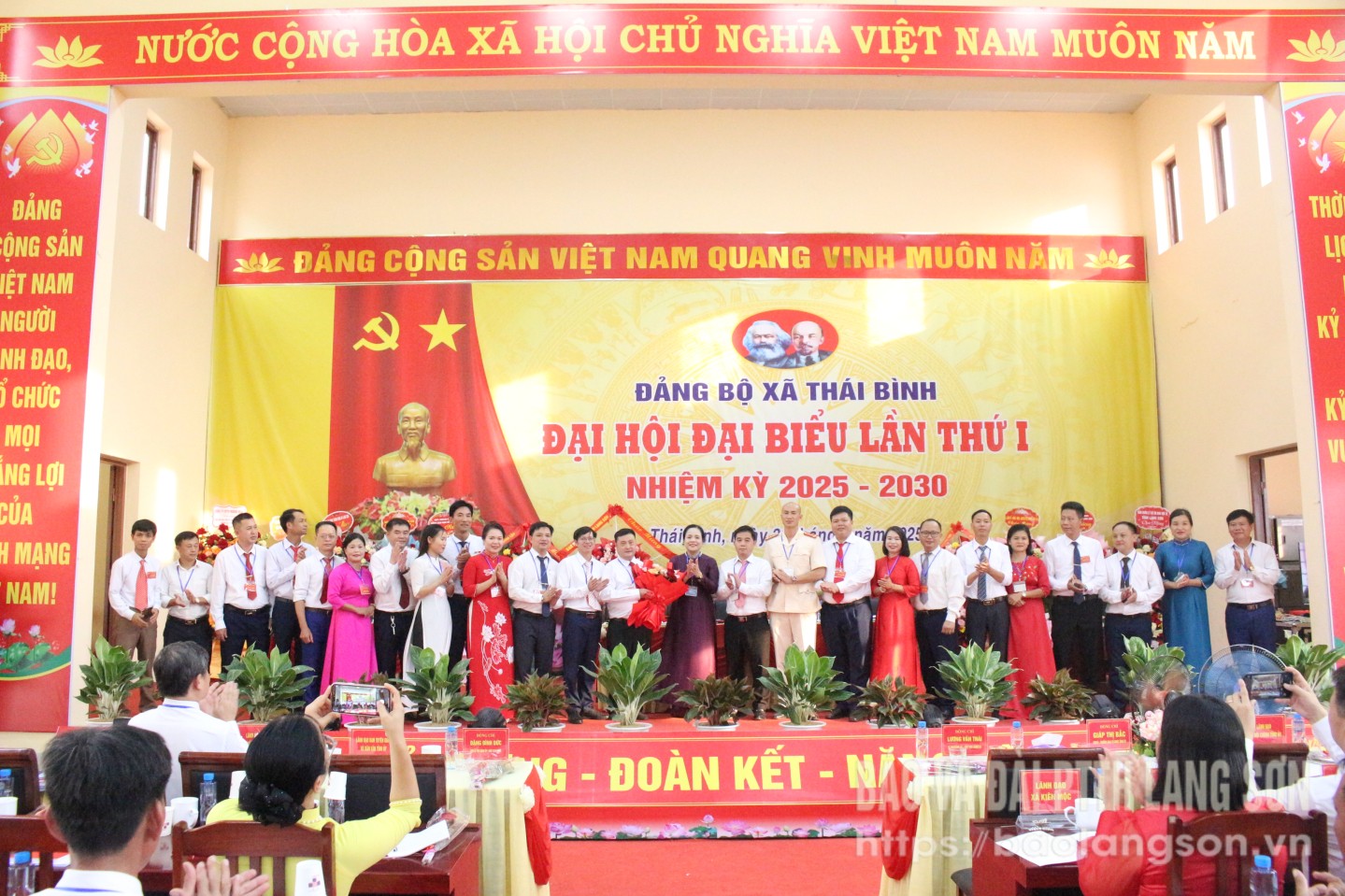 Đồng chí Giáp Thị Bắc, Ủy viên Ban Thường vụ Tỉnh ủy, Trưởng Ban Tổ chức Tỉnh ủy tặng hoa chúc mừng Ban Chấp hành Đảng bộ xã Thái Bình nhiệm kỳ 2025 - 2030