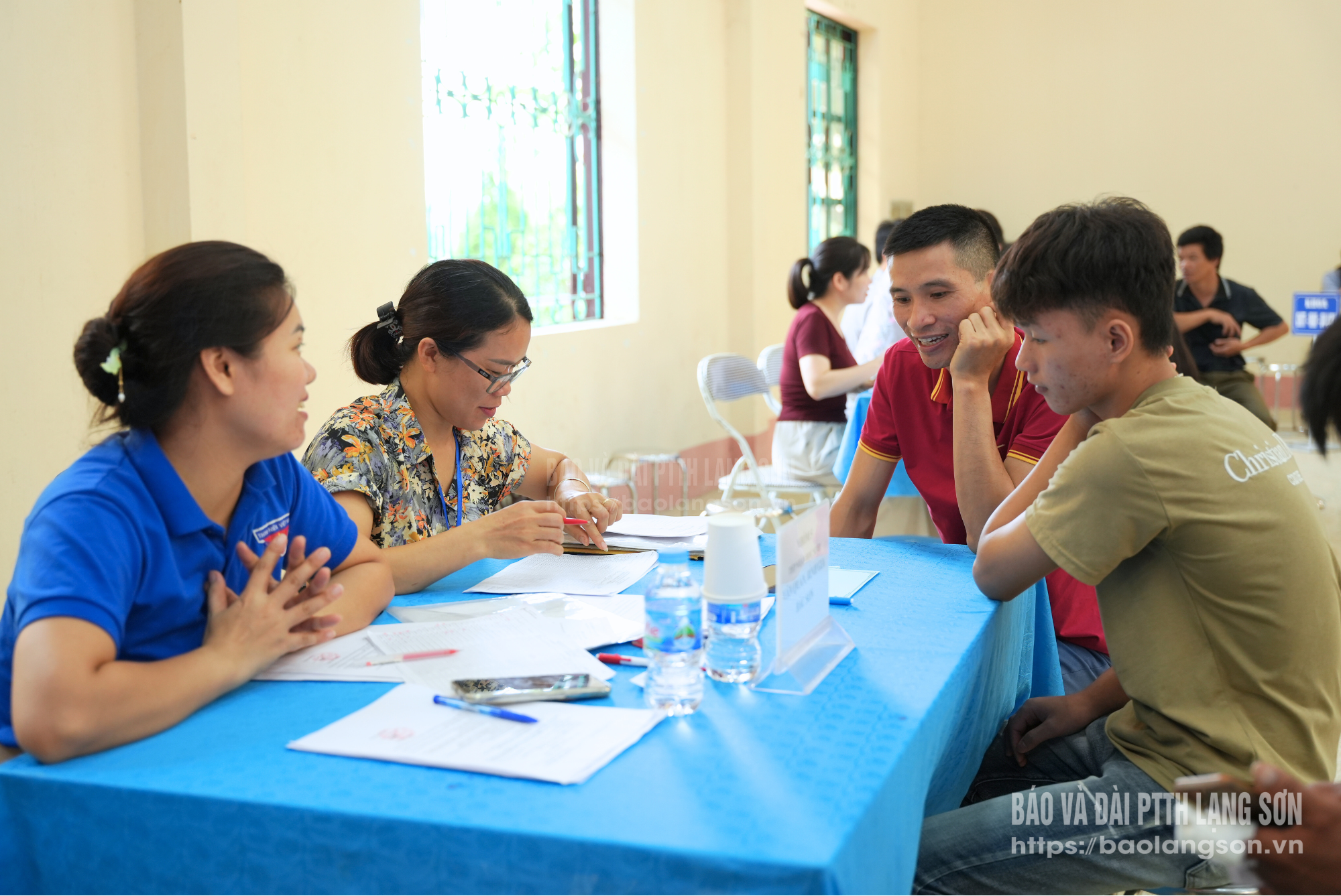 Cán bộ, giáo viên hướng dẫn học sinh làm thủ tục nhập học năm học 2025-2026