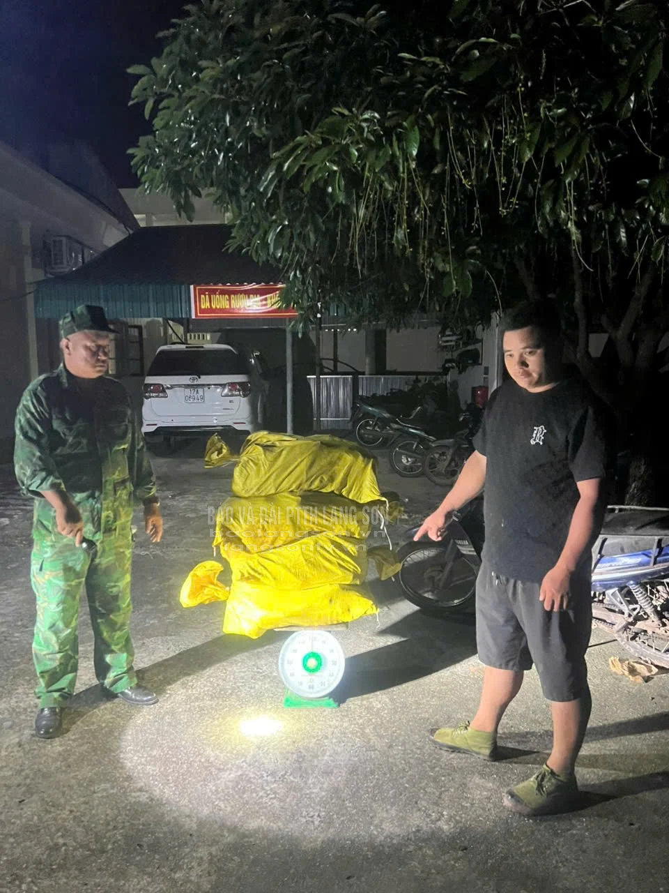 Đối tượng Phùng Văn Thắng và tang vật bị bắt giữ tại Đồn Biên phòng Cửa khẩu Chi Ma