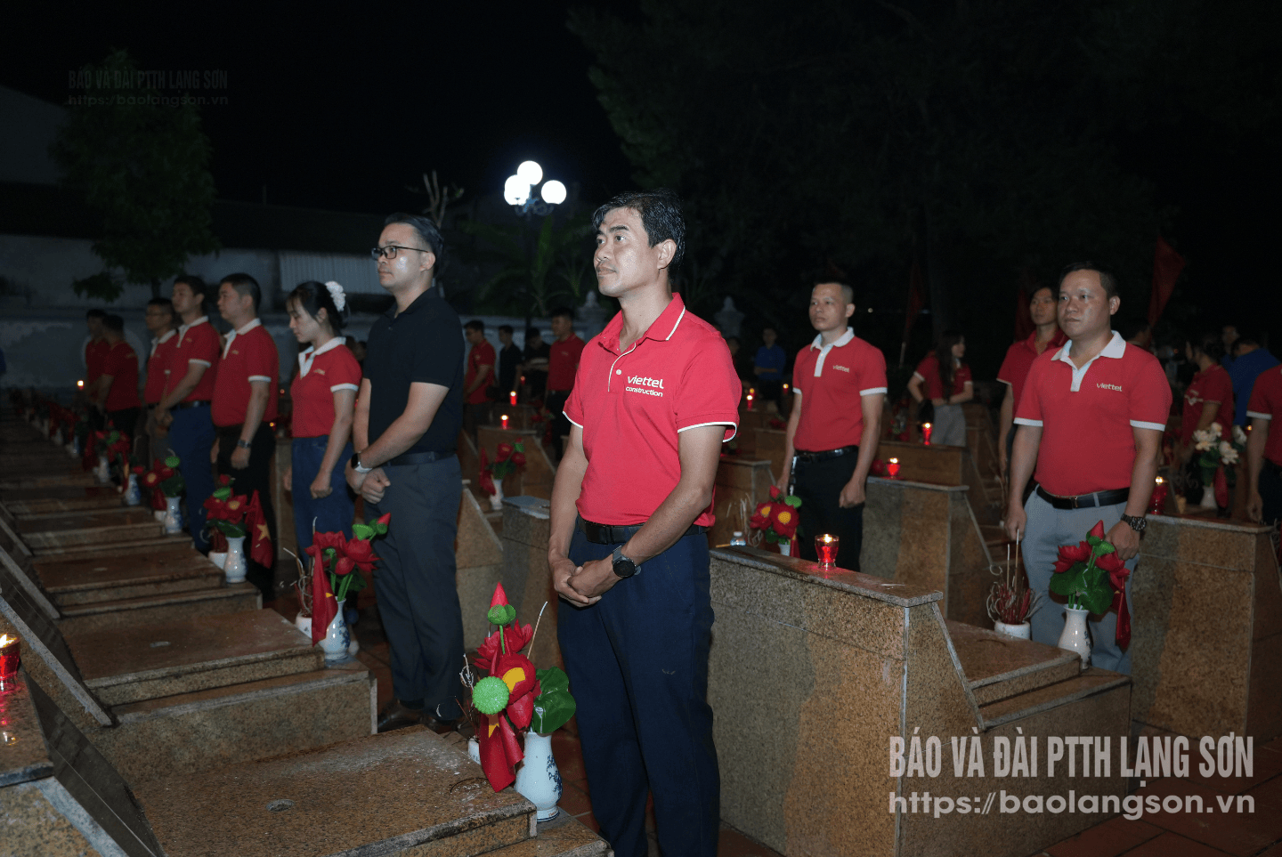 Đại diện Viettel Lạng Sơn kính cẩn tưởng niệm các Anh hùng Liệt sĩ