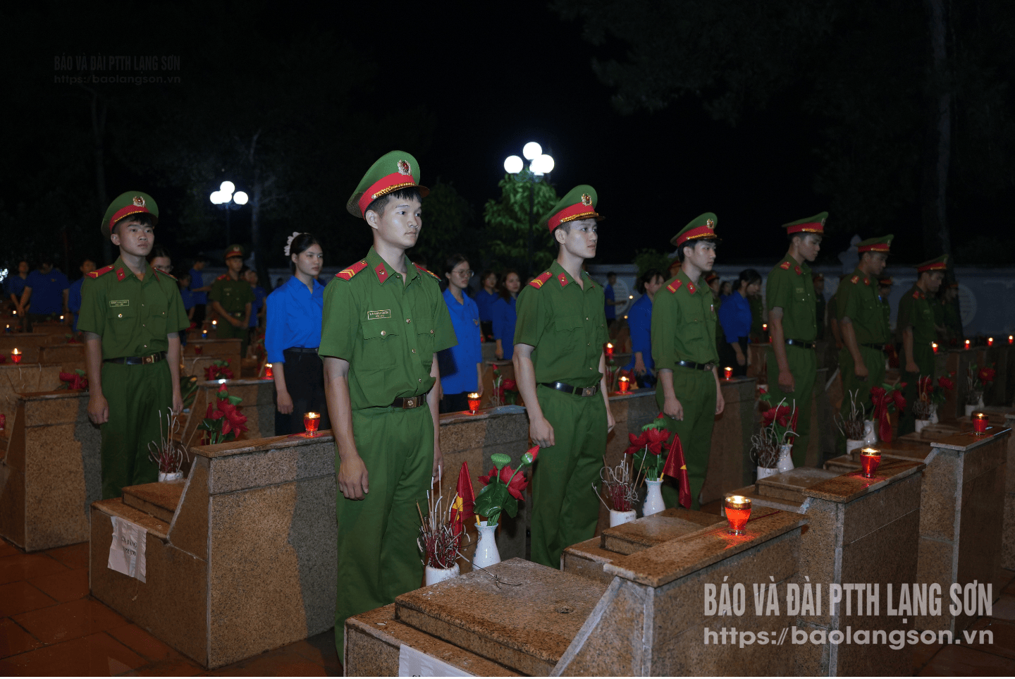 Cán bộ, chiến sĩ Công an tỉnh kính cẩn tưởng niệm các Anh hùng Liệt sĩ