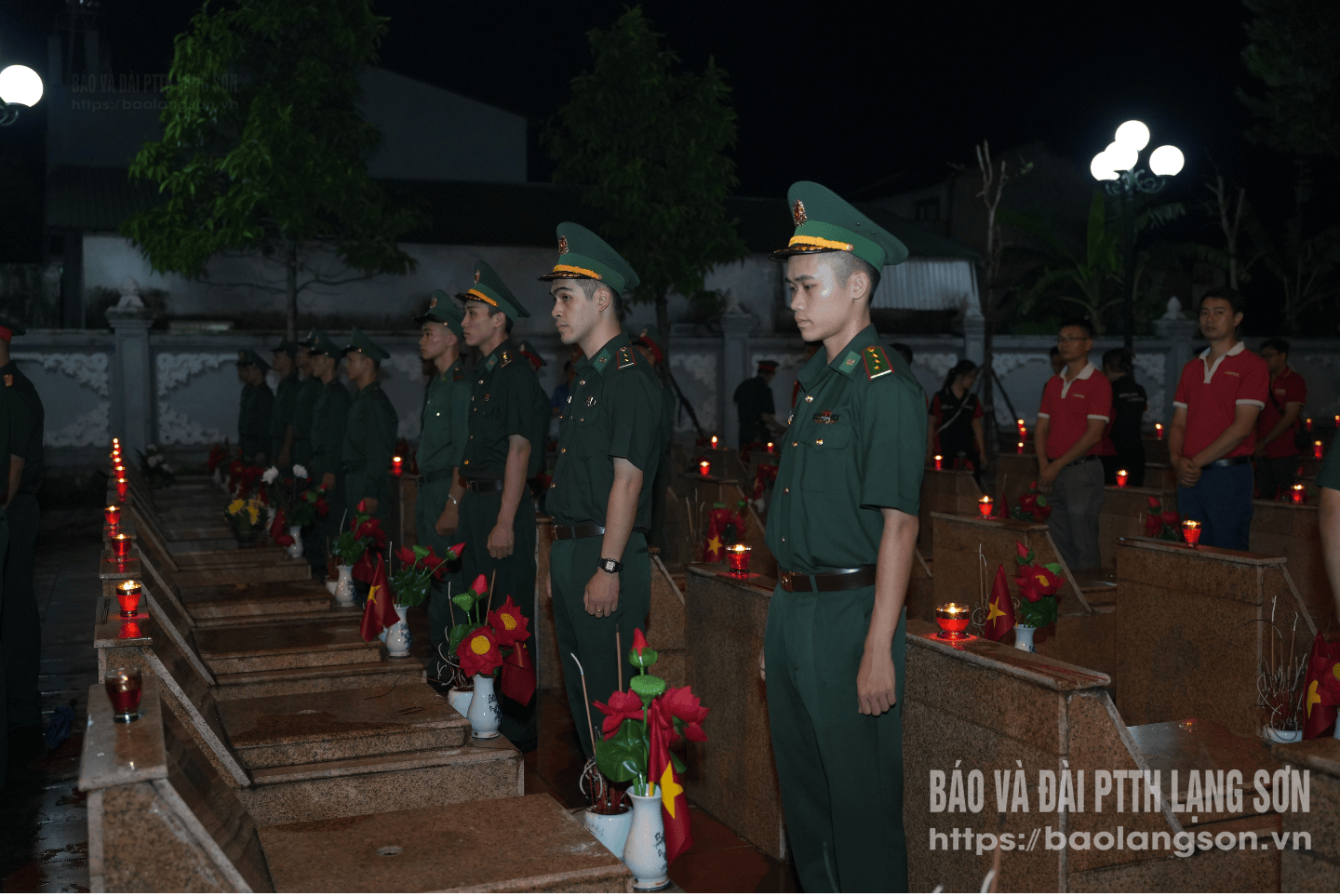 Cán bộ, chiến sĩ Bộ Chỉ huy Quân sự tỉnh kính cẩn tưởng niệm các Anh hùng Liệt sĩ