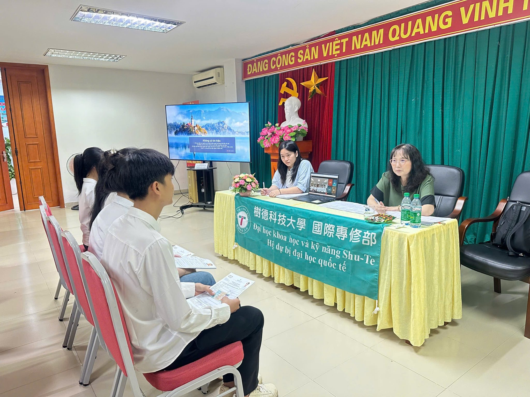 truong,dai,hoc,khkt,thu,duc,dai,loan,phong,van,truc,tiep,hoc,sinh,dang,ky,bao,danh,vao,truong,15182231.jpg